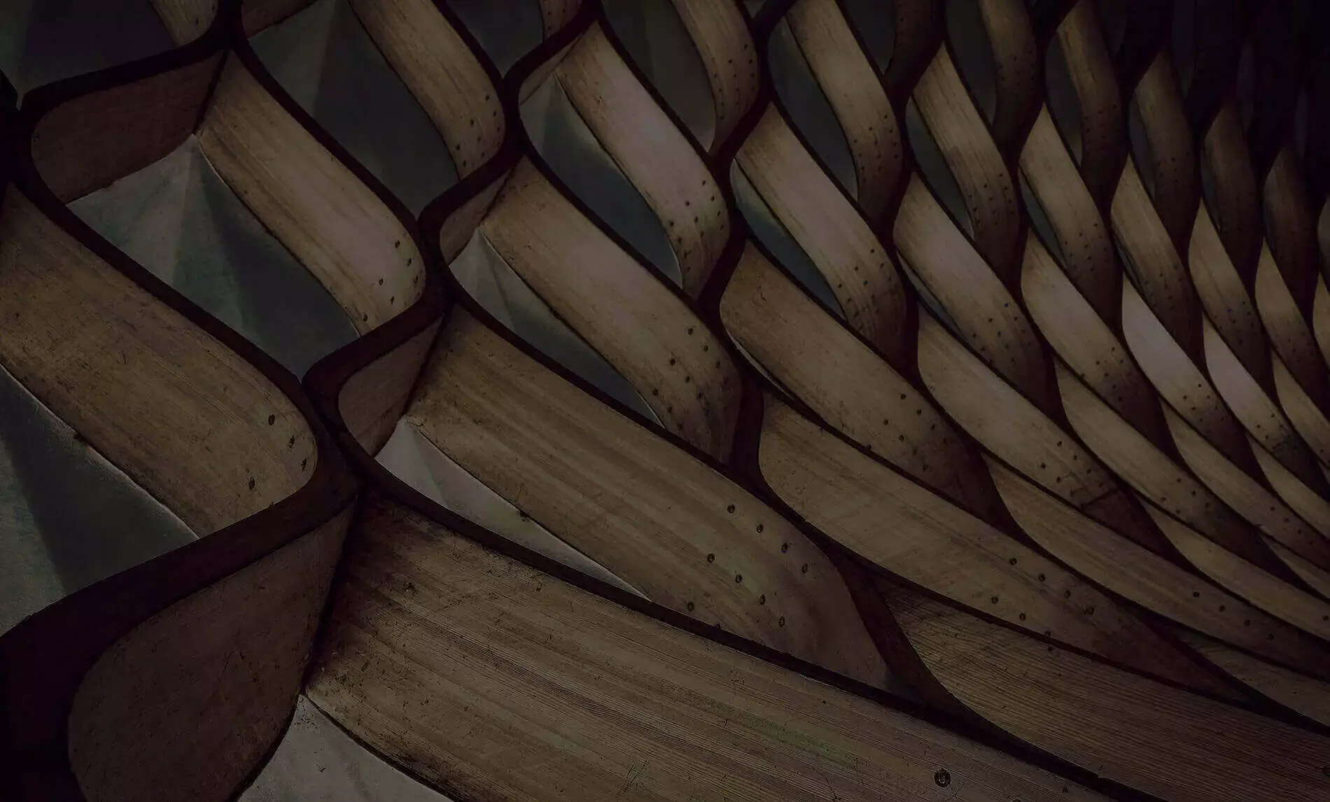 drewniane deski ułożone w fantazyjny wzór